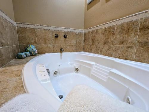 Rosarito BeachにあるDream Condo Pool, Jacuzzi, and Ocean Viewsの浴室にある大きな白い浴槽