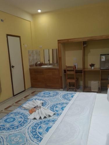 a bedroom with a bed with towels on it at Casa Nativa Iquitos in Iquitos