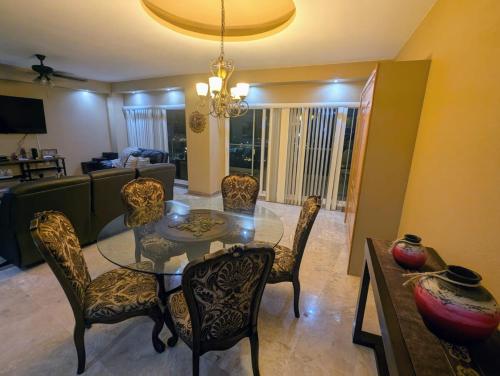 Dream Condo Pool, Jacuzzi, and Ocean Viewsにあるキッチンまたは簡易キッチン