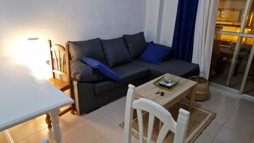 a living room with a couch and a table at Casa del Mar in Puerto de Mazarrón