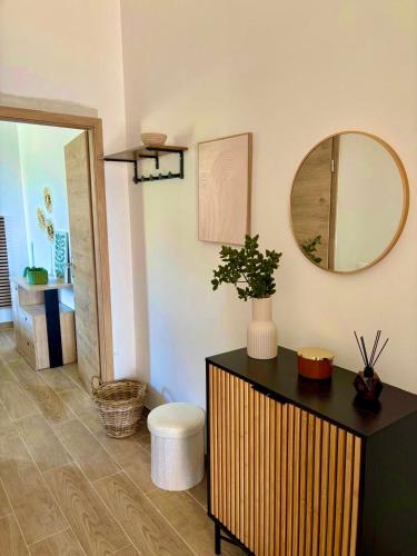 Cette chambre comprend une table, un miroir et un tabouret. dans l'établissement Appartement face à la mer avec vue imprenable !, à Lumio