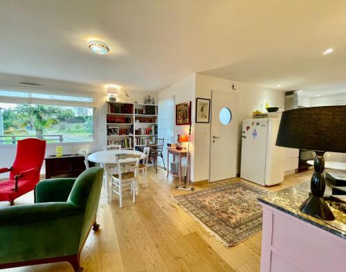 un salon avec un canapé vert et une table dans l'établissement Maison Ker Nana, à Carantec