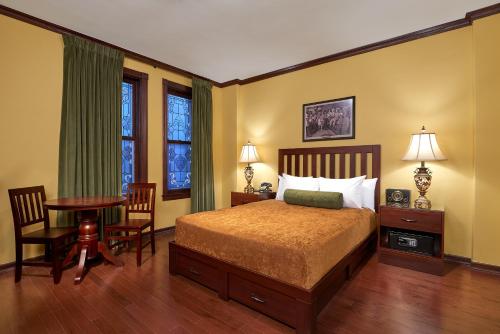 Cama ou camas em um quarto em Hotel Apache