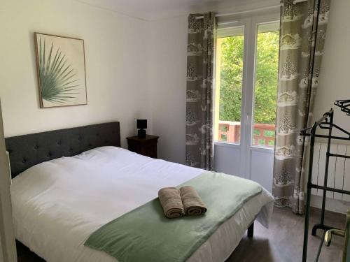 カンパンにあるAu bord du ruisseau - Campanのベッドルーム1室(スリッパ2枚付)