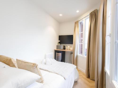 une chambre avec deux lits et une fenêtre dans l'établissement Cosy Studio, à Trouville-sur-Mer