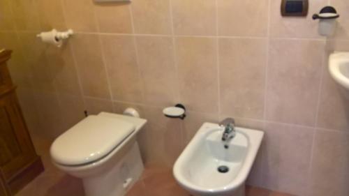 a bathroom with a toilet and a sink at Appartamento Tulipano in Alghero