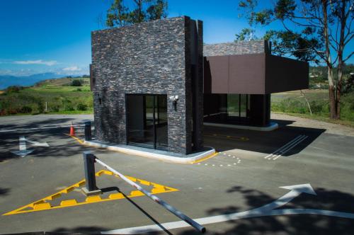 a building is being constructed in a parking lot at Casa de Campo in Los Santos