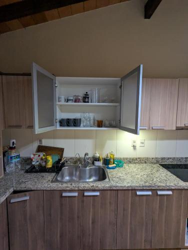 Dapur atau dapur kecil di Entire house, space and comfortable