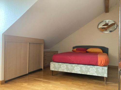 - une chambre avec un lit et une armoire dans l'établissement appartement la tournette, à Saint-Jorioz