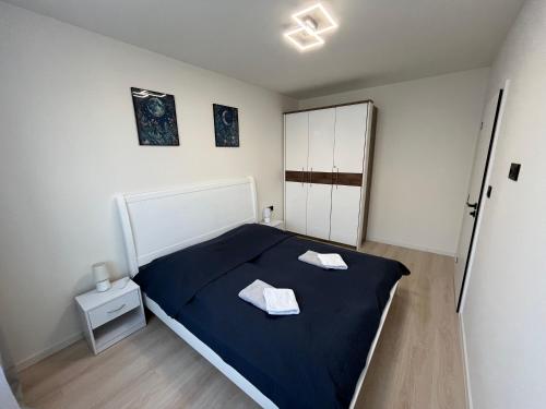 Un dormitorio con una cama con dos toallas encima. en Stylish apartment in the heart of the city near Aupark and the Main Station, en Košice