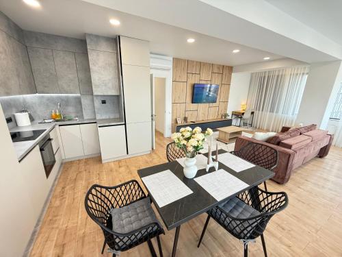 RentNow Large and Cozy Apartment in the Center, Parking