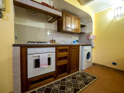 マッサ・ルブレンセにあるCasa Vacanze Massa Lubrenseのキッチン(コンロ、洗濯機付)