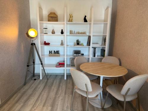 une chambre avec une table, des chaises et une lampe dans l'établissement Loft 49, à Le Mée-sur-Seine