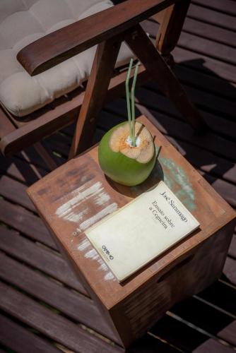 a green apple sitting on a wooden table at Fazenda Góes in Conde