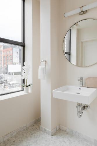 Ένα μπάνιο στο FOUND Hotel Chicago River North