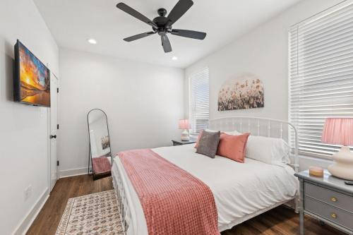 ein Schlafzimmer mit einem Bett und einem Deckenventilator in der Unterkunft NEW Vermillion House KING Bd Cajun Luxury Book Now in Lafayette