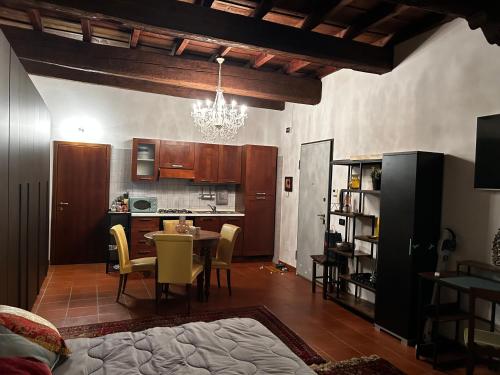 a kitchen and dining room with a table and chairs at Maison Mayr in Ferrara