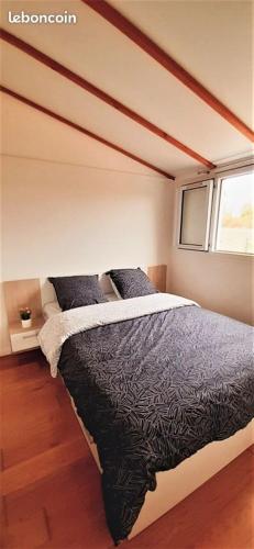 une chambre avec un lit et une fenêtre dans l'établissement Lilonna Ocean gite de charme océan, à Les Sables-dʼOlonne