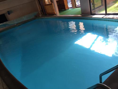 une grande piscine avec de l'eau bleue dans l'établissement Grande Chambre Climatisée 1 à 4 couchages, à Wasselonne