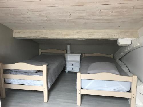 Cette chambre dispose de 2 lits superposés et de plafonds en bois. dans l'établissement Gîte du Faon - 2 à 6 personnes, à Lacaugne