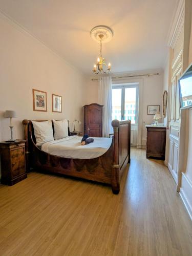 Postel nebo postele na pokoji v ubytování Grand appartement Place du marché