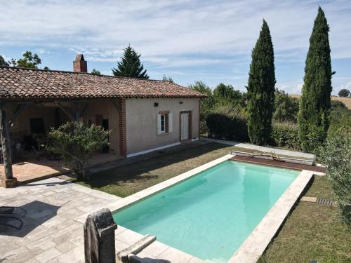 une piscine dans la cour d'une maison dans l'établissement Gîte du Faon - 2 à 6 personnes, à Lacaugne