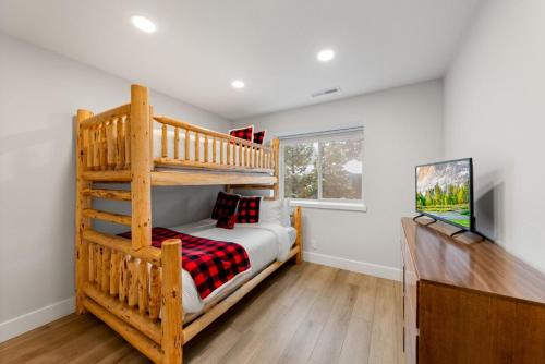 una camera con un letto a castello e una scala di Cozy Condo for 8 Hot-Tub HOA Amenities Walk to Beach Close to Slopes a Tahoe City