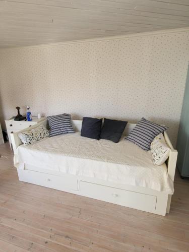 Una cama o camas en una habitación de Järnvägshotellet