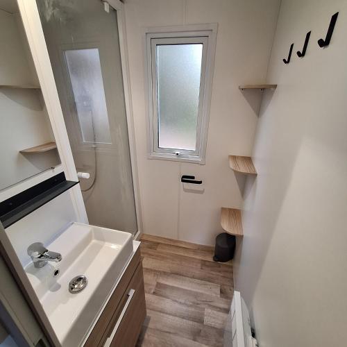 une salle de bain avec un lavabo et une fenêtre dans l'établissement mobil-home family 6-8 personnes Camping 4 étoiles bois dormant, à Saint-Jean-de-Monts