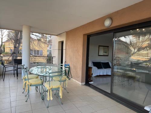 Balkoni atau teres di Spacious Luxury apt, 12 min walk to Croisette beach and Conf Centre
