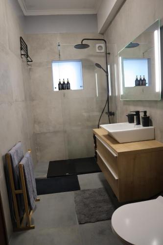 a bathroom with a sink and a shower at Apartamento Moderno e Acolhedor I Perto do Aeroporto in Lisbon