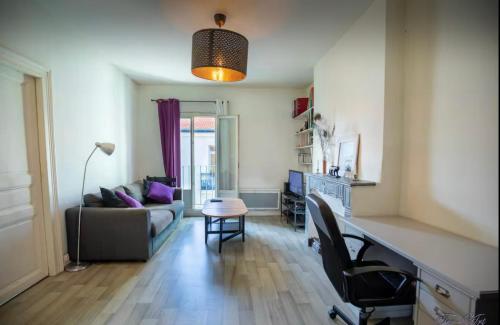 un salon avec un canapé et une table dans l'établissement Le Farges-St Roch-2 chambres-LaConciergerieByNina, à Montpellier