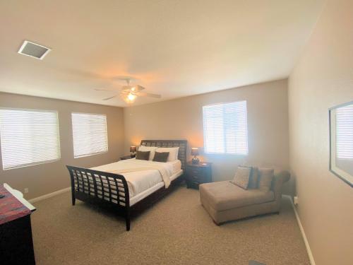 Postel nebo postele na pokoji v ubytování 668 N Cleveland St Ocean-view townhouse with balcony, deck, grill & washer/dryer - walk to beach