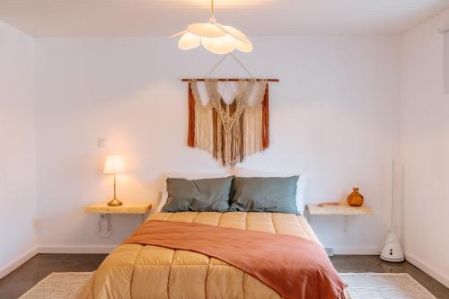 una camera da letto con un letto e un ventilatore a soffitto di Alma-Rio Room 2 by Mycelia a Tomar