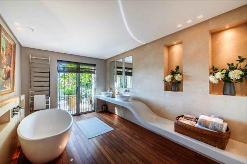 une grande salle de bain avec une baignoire et un lavabo dans l'établissement Villa located in a luxurious area, à Villefranche-sur-Mer