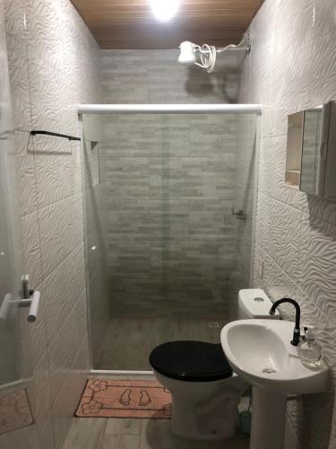 a bathroom with a shower and a toilet and a sink at Loft 2 Sítio Cachoeiras do Caledonia in Nova Friburgo