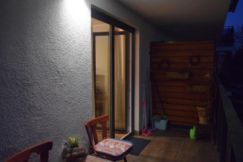 Habitación con silla y puerta de cristal en u Eli, Bawarczyków 7-69 Toruń, PARKING FREE, en Toruń