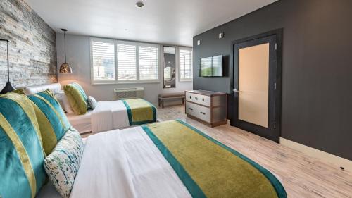 a bedroom with two beds and a television in it at Lexen Hotel - North Hollywood Near Universal Studios in North Hollywood