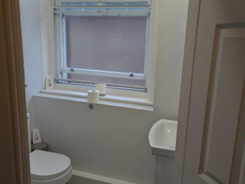 Bilik mandi di Darwin Stays - Service Accommodation in Newcastle under Lyme City Centre
