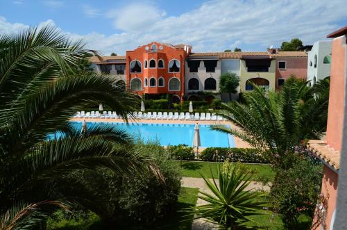 マリーナ・ディ・ピスティッチにあるBorgo Aranci Casa Vacanzeのプールの景色を望むバルコニーが備わります。
