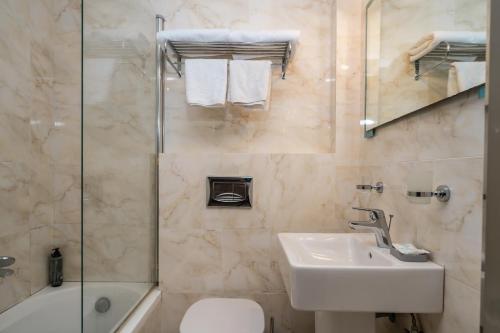 Un baño de Karras Grande Resort