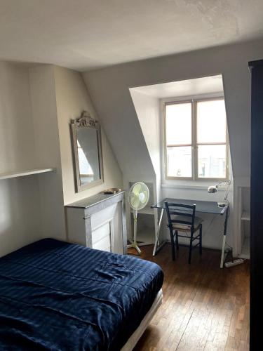 une chambre avec un lit, un bureau et une fenêtre dans l'établissement Cozy 2-Room Flat at Boucicaut, à Paris