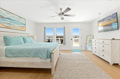 a bedroom with a bed and a ceiling fan at Spacious Newly Built Townhouse 2 blocks to Beach in Ventnor City
