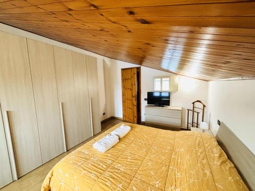 a bedroom with a bed and a television in it at Viatrevesottanta in SantʼAntonio