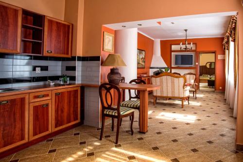 a kitchen and dining room with a table and chairs at Pietrak Hotel in Gniezno