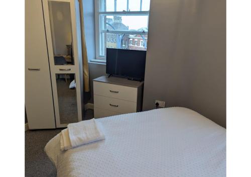 Katil atau katil-katil dalam bilik di Darwin Stays - Service Accommodation in Newcastle under Lyme City Centre