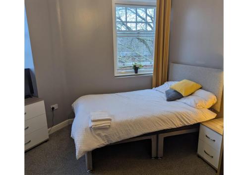 Katil atau katil-katil dalam bilik di Darwin Stays - Service Accommodation in Newcastle under Lyme City Centre
