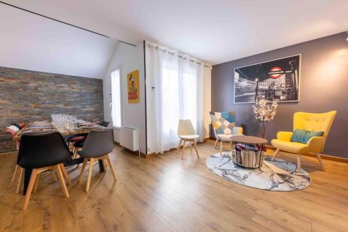 un salon avec une table et des chaises dans l'établissement Nice house close to Disney 12 people, à Champs-sur-Marne