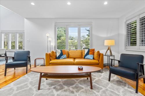 Posezení v ubytování Luxurious 3BR Retreat in Serene Cape May Point