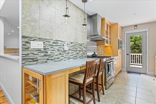 Kuchyň nebo kuchyňský kout v ubytování Luxurious 3BR Retreat in Serene Cape May Point